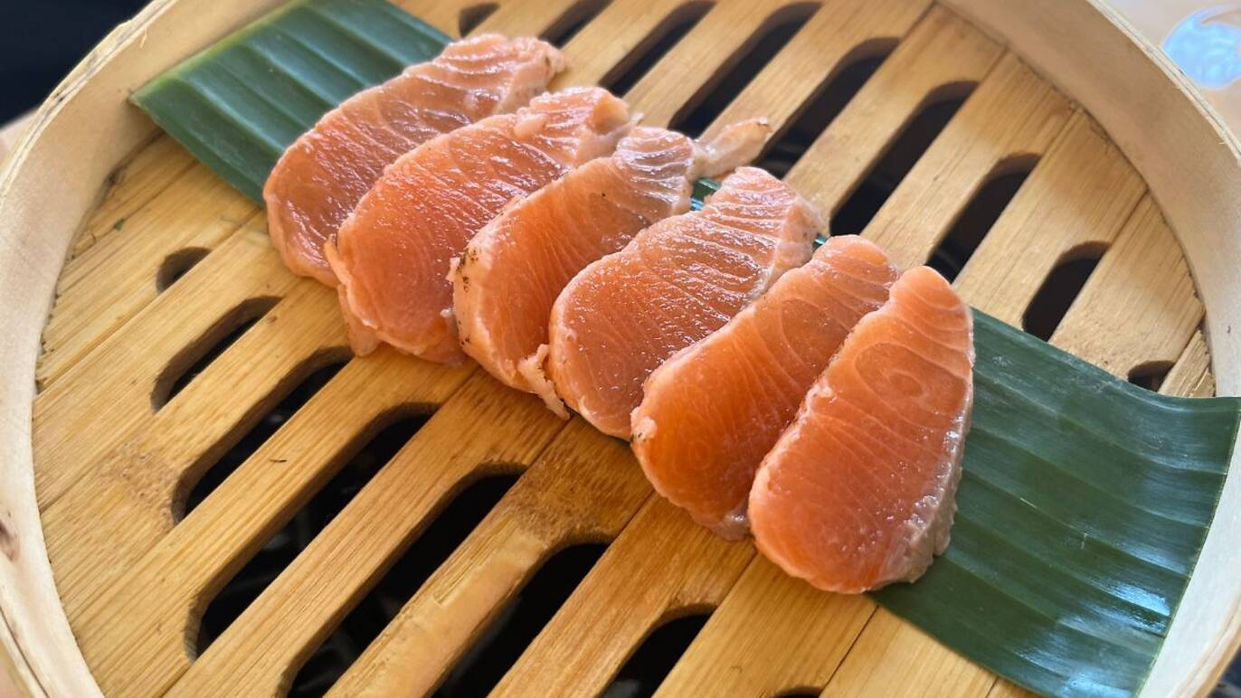Salmón on fire con spicy ponzu y crudité