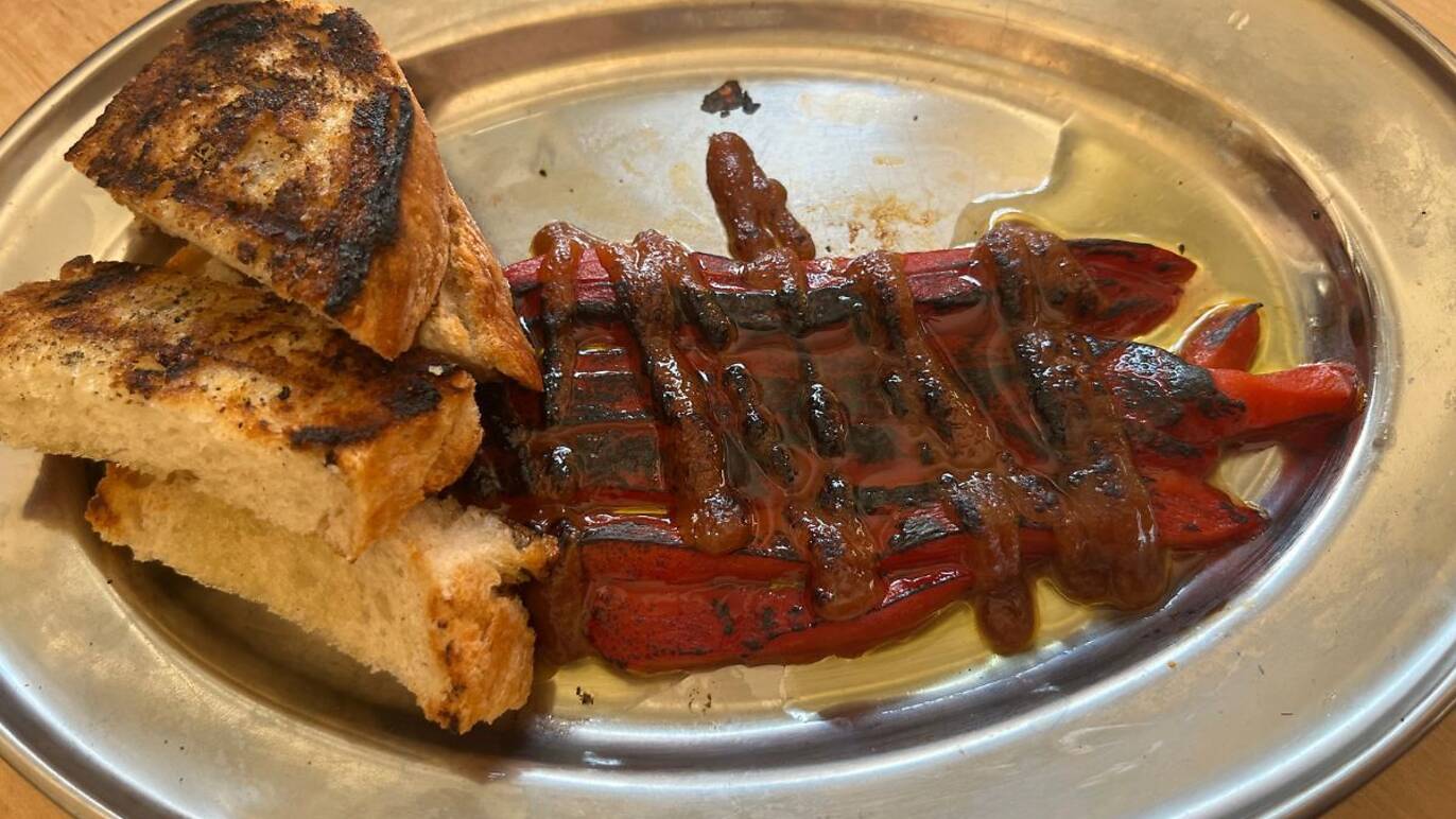 Pimientos rojos asados con miso blanco