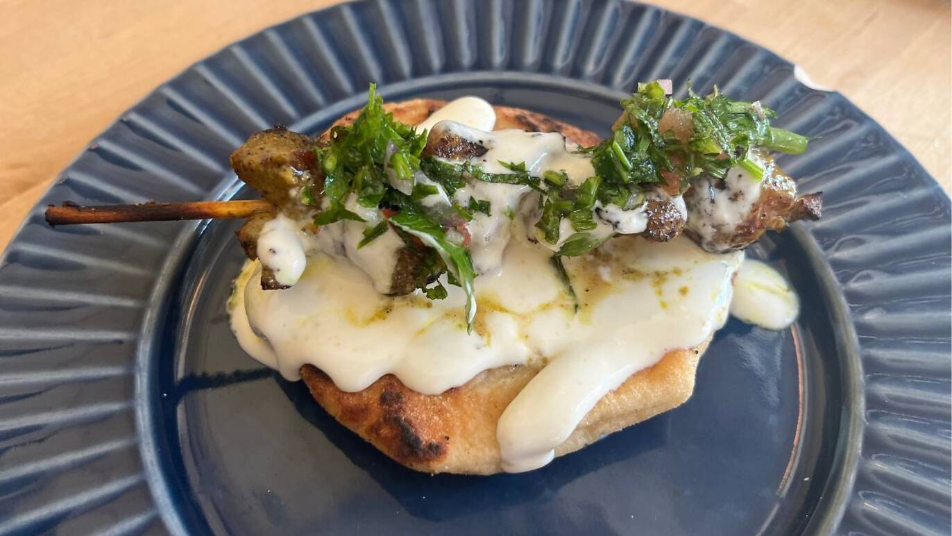 Pincho moruno de cerdo con yogurt y pan naan