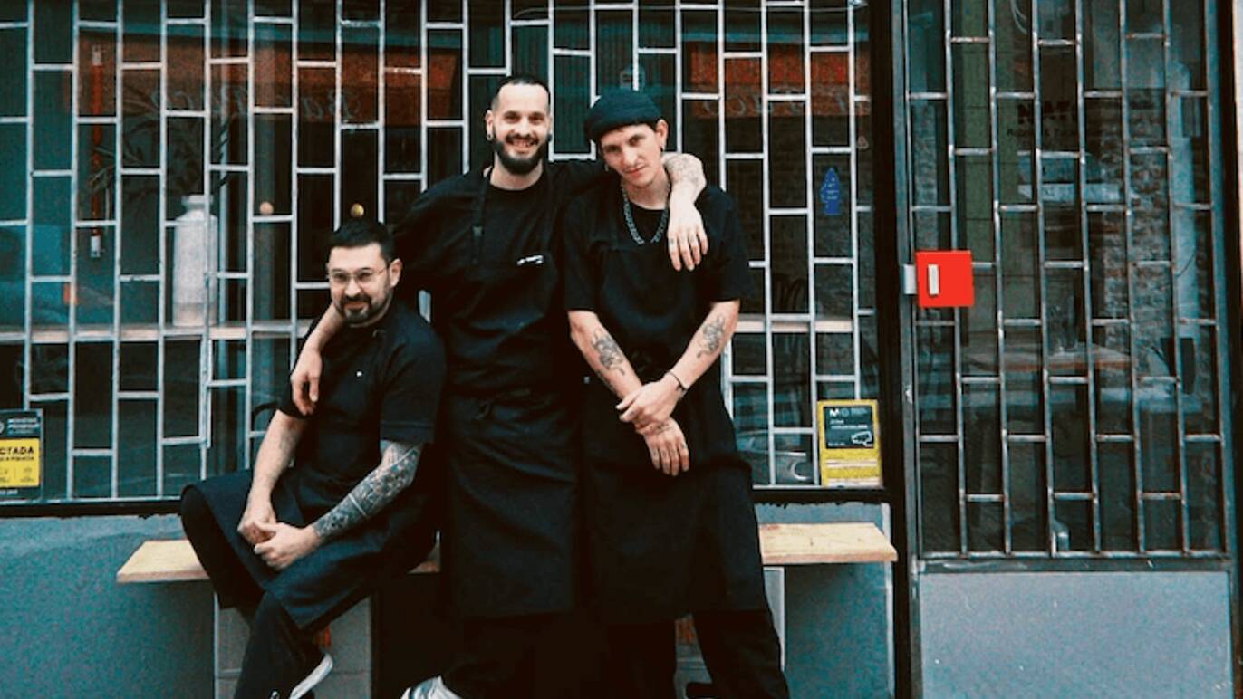 El equipo de NATO frente al local
